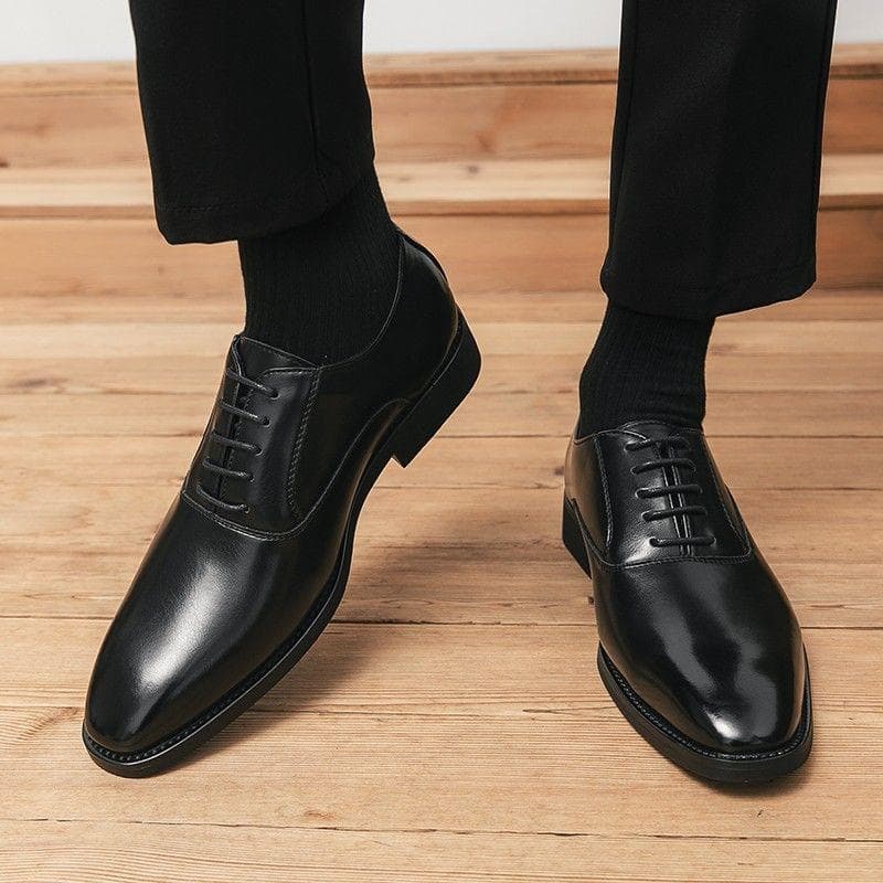 【紳士の品格】ストレートチップ革靴 - 格式高いビジネスシーンに