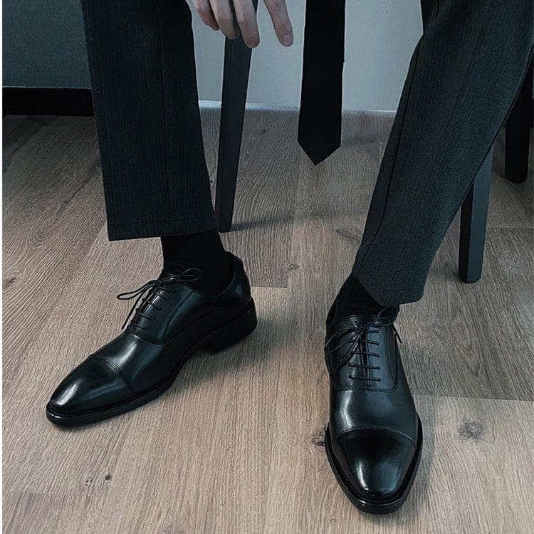 【紳士の品格】ストレートチップ革靴 - 格式高いビジネスシーンに