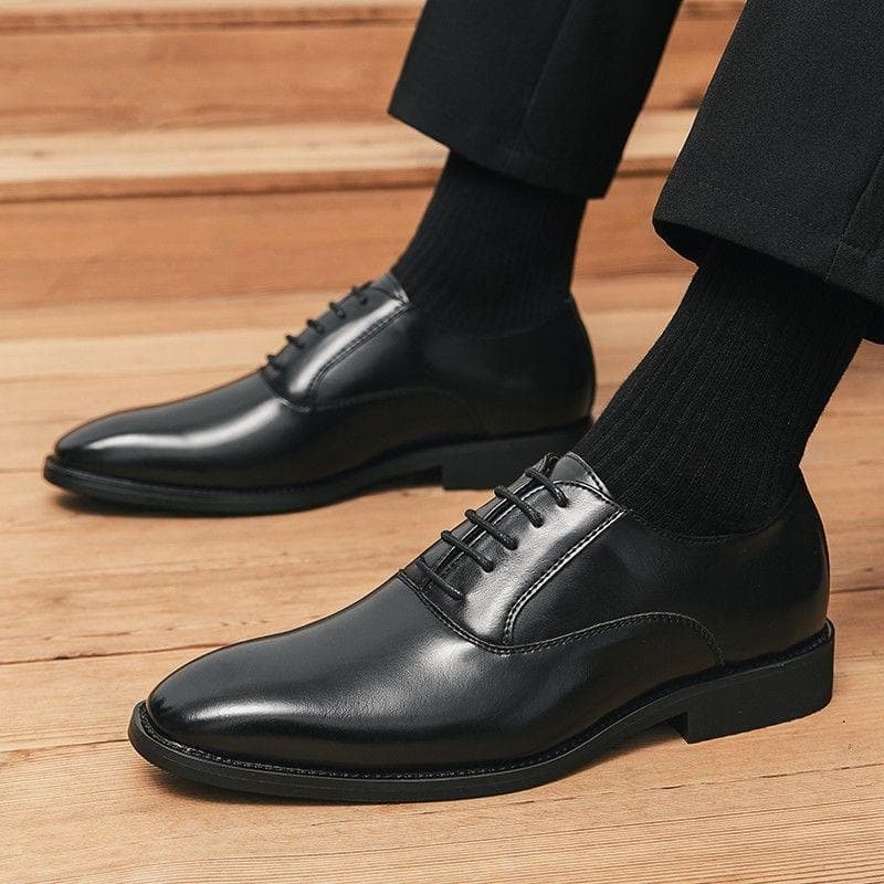 【紳士の品格】ストレートチップ革靴 - 格式高いビジネスシーンに